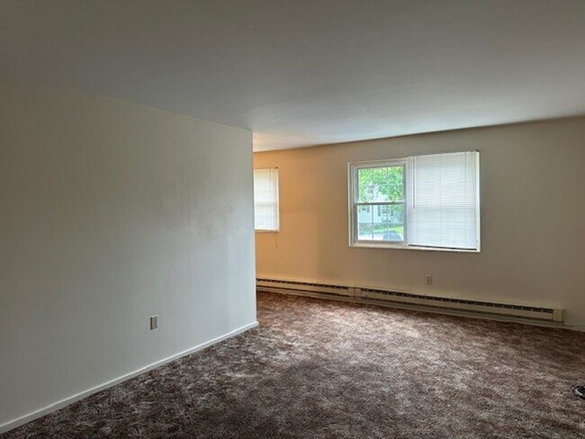 Foto del edificio - 696 Walborn Rd
