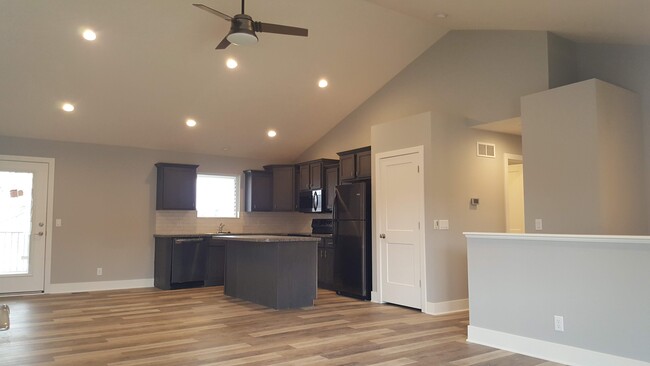 Building Photo - 5128 Betty Lou Blvd