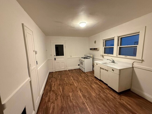 Building Photo - 208 Freeman Ave