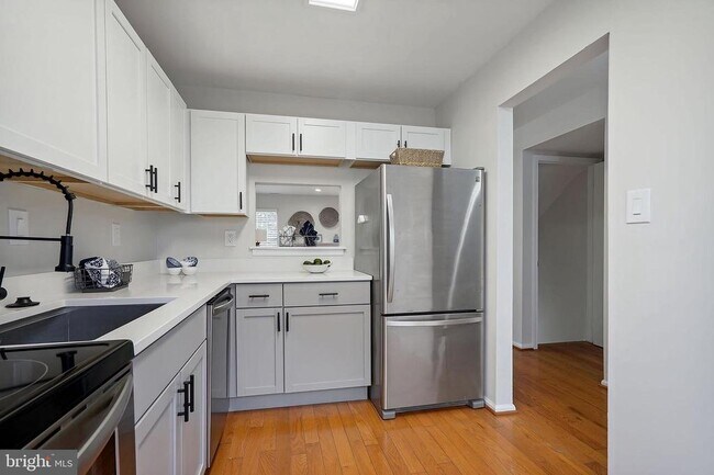 Foto del edificio - 8552 Southlawn Ct