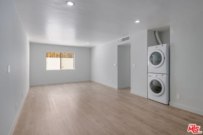 Building Photo - 1535 N Kenmore Ave