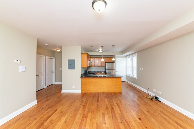 Building Photo - 1511 W Albion Ave