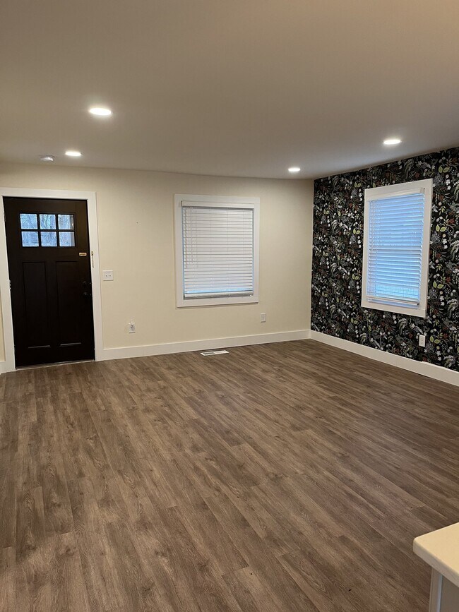 Building Photo - "Charming 2-Bedroom Home with Spacious Liv...