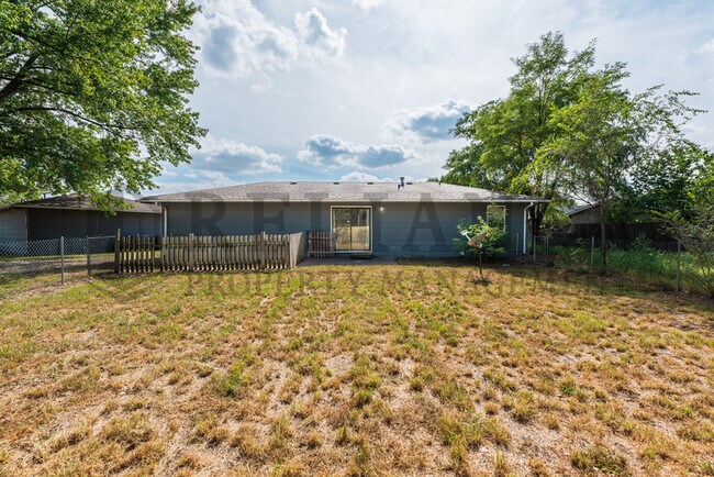 Building Photo - 1320 E Peach Ave