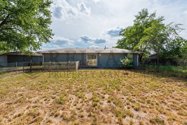 Building Photo - 1320 Peach Ave