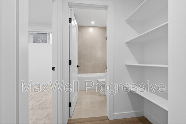 Photo du bâtiment - 10425-10470 70 Ave NW