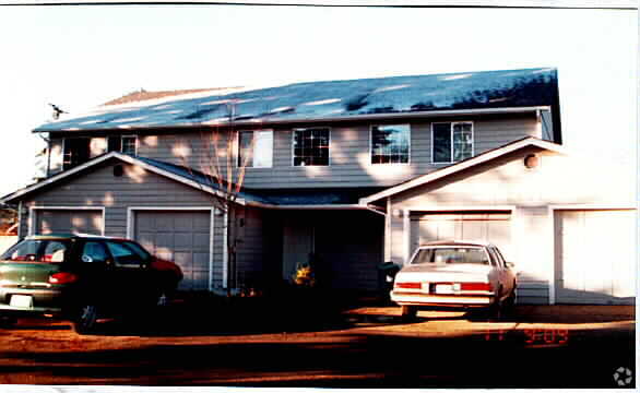 Building Photo - 405-407 Harman Way S
