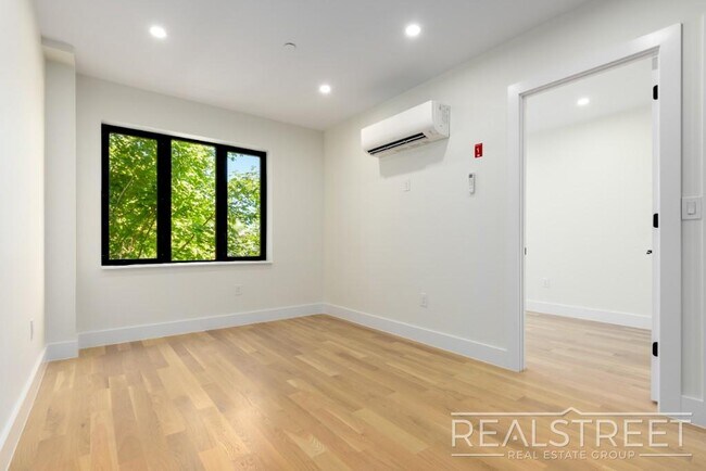 Foto del edificio - Brand New Penthouse 2 Bed 2 Bath in Bed St...