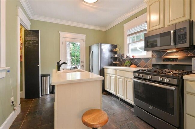 Foto del edificio - 564 Winton Terrace NE