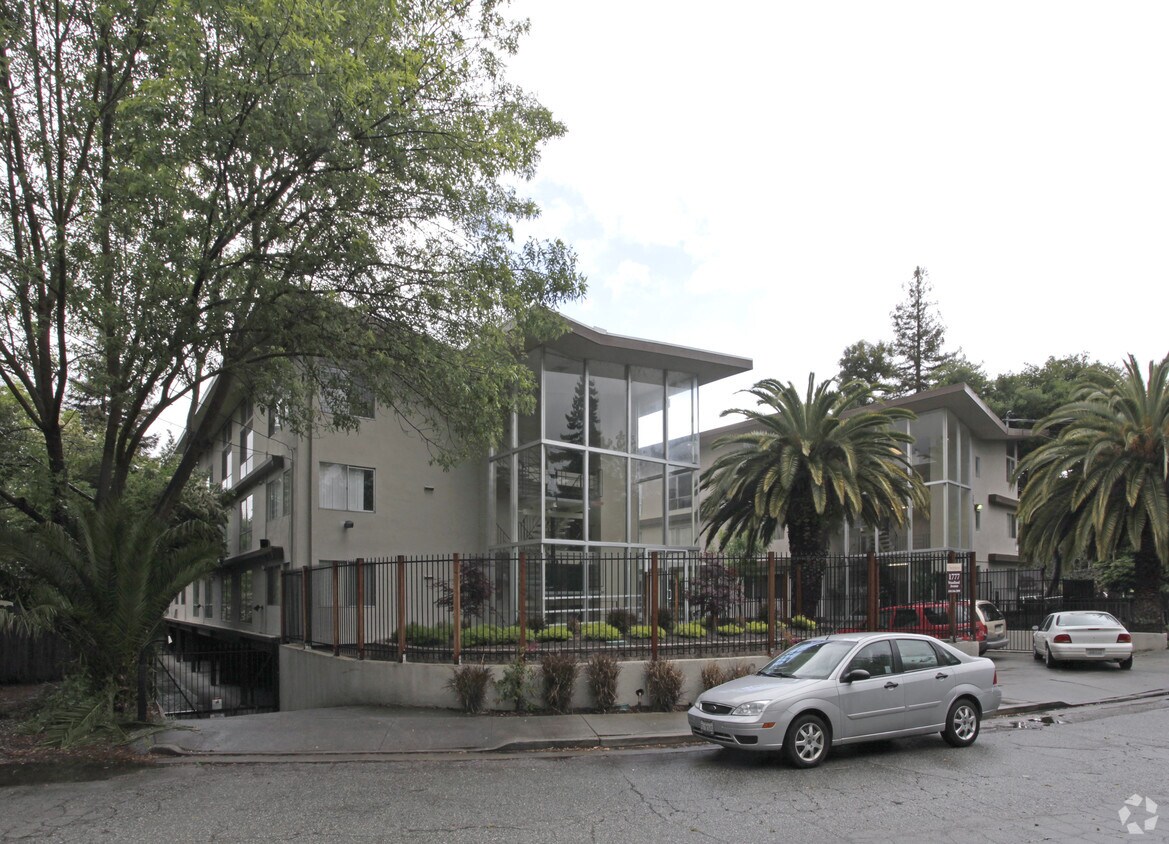 Building Photo - Woodland Apartments