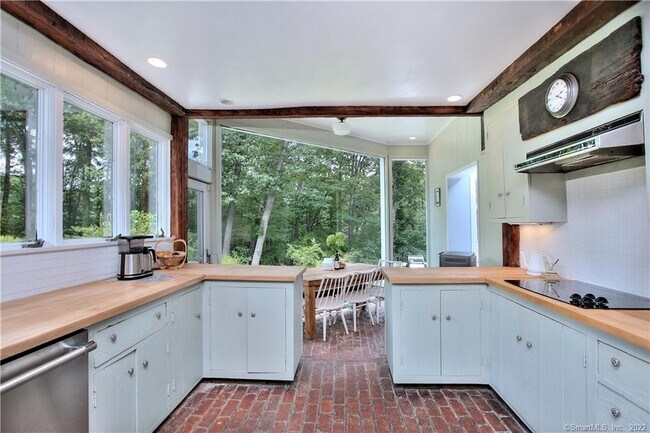 Foto del edificio - 14 Spruce Hill Rd
