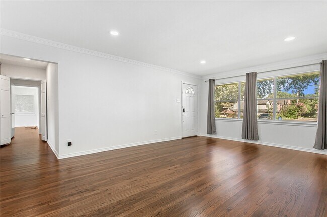 Foto del edificio - 6737 Lakefair Cir