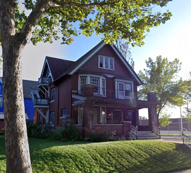 Building Photo - 2135 W Juneau Ave