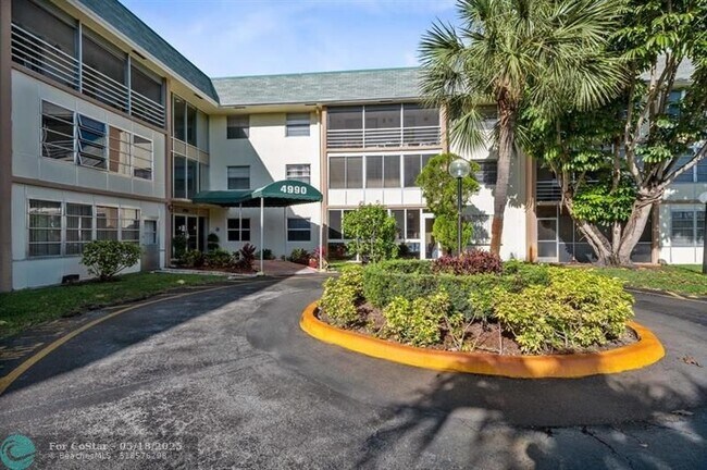 Building Photo - 4990 E Sabal Palm Blvd