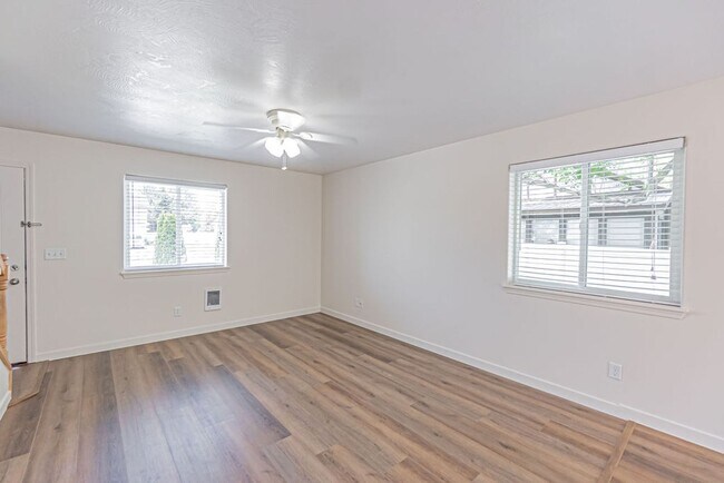 Foto del edificio - Updated 2-Bedroom Home with Garage and Fen...