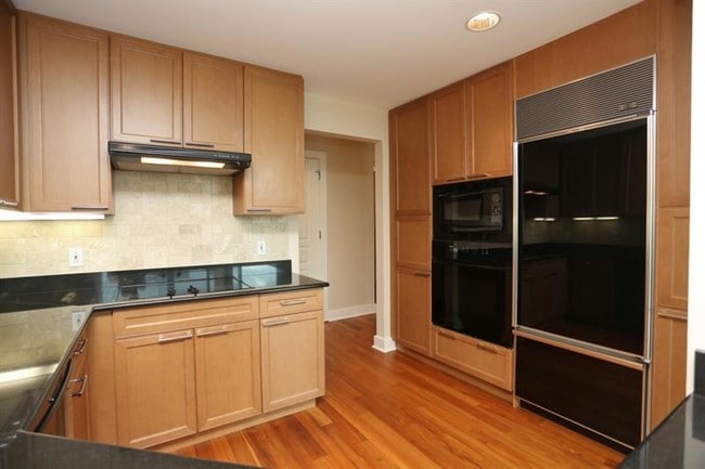 Building Photo - 700 Park Regency Pl NE