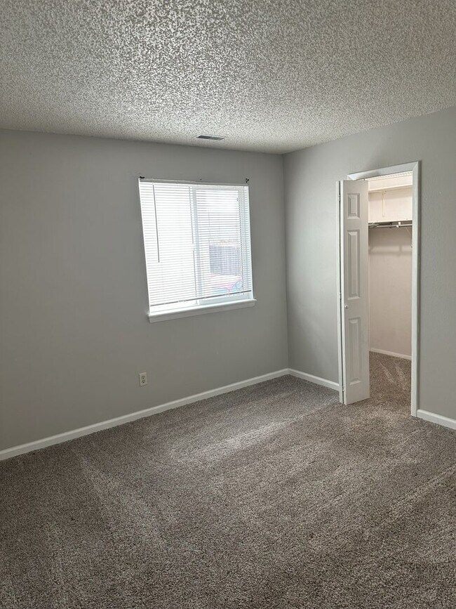 Foto del edificio - Rest Of August Free! 2 Bed 1 Bath Second F...
