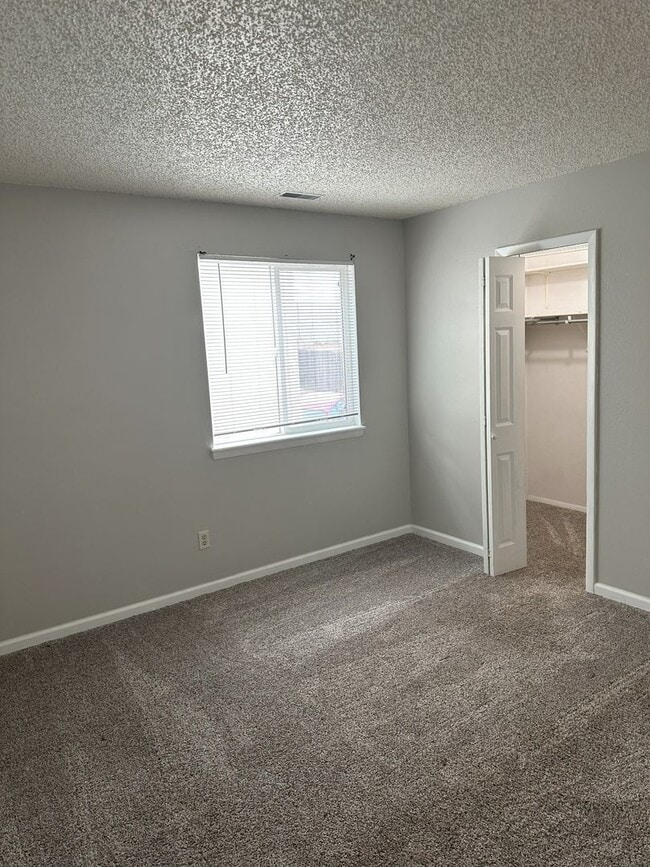 Building Photo - Rest Of August Free! 2 Bed 1 Bath Second F...