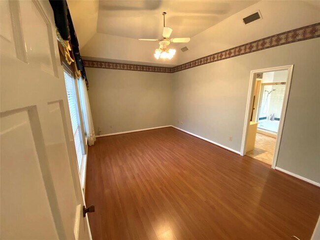 Building Photo - 926 Montview Dr