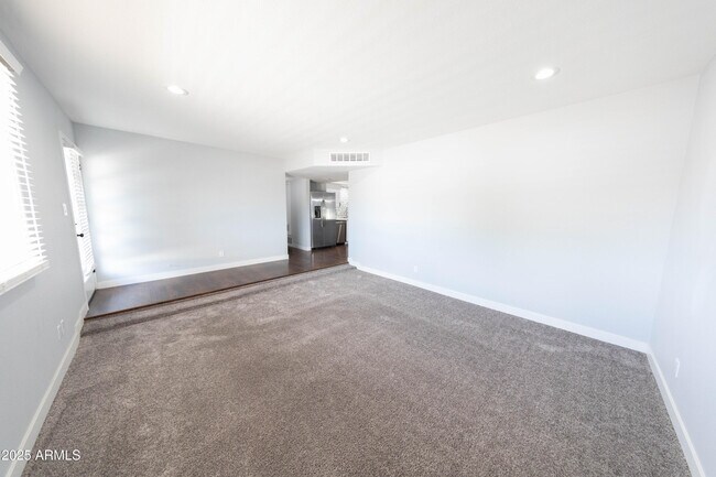 Foto del edificio - 2144 S Los Feliz Dr