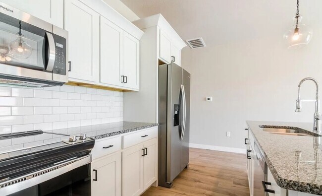 Foto del edificio - Modern Townhome in Beautiful Colbert Hills Golf Course Area