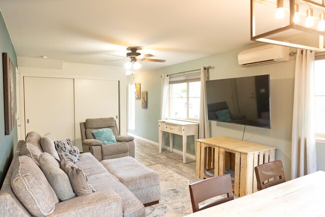 Building Photo - Charming Furnished 3 Bed/2.5 Bath two stor...