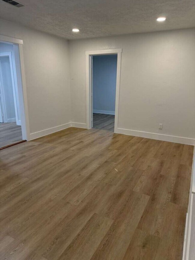 Foto del edificio - 7930 Carolwood Dr