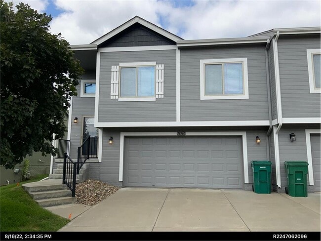 Building Photo - 1/2 MONTH OFF SUMMER MOVING SPECIAL!!! Upd...
