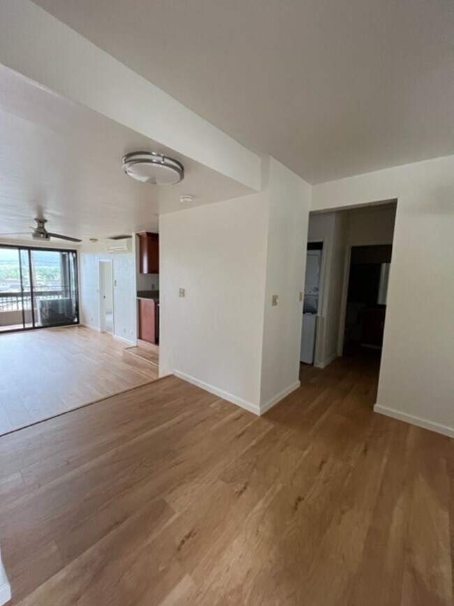 Foto del edificio - Quiet Spacious Unit $2,800 2/2/1 available...