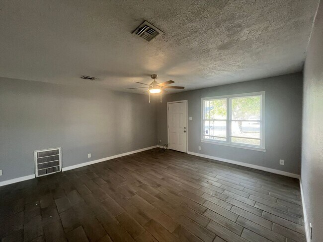 Foto del edificio - Four Bedroom Two Bath in Calallen School D...