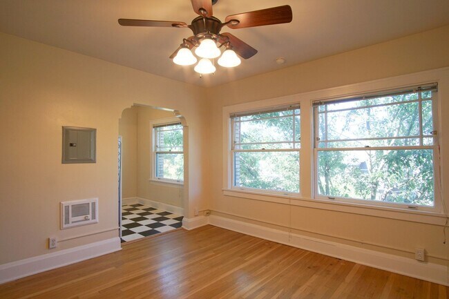 Building Photo - Top Floor Studio with Hardwood Floors and ...