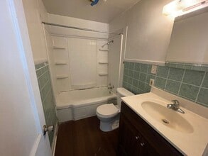 Building Photo - 3 bedroom, 1 bathroom and detached garage!