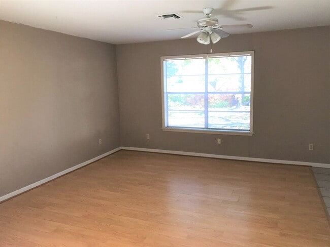 Building Photo - 700 Vassar Ct