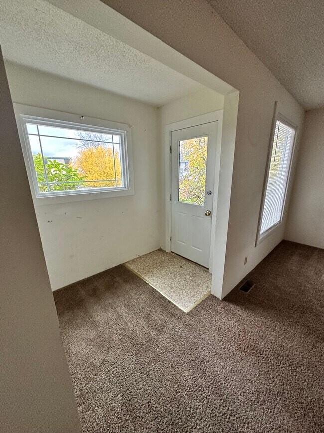 Foto del edificio - Great 5 Bedroom + 2 Bath House with Flexib...