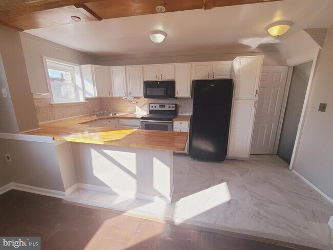 Building Photo - 3048 Longshore Ave
