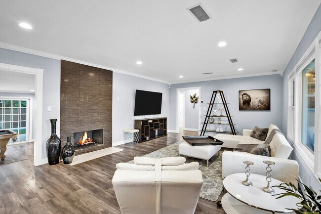 Living Room - 8345 White Oak Ave