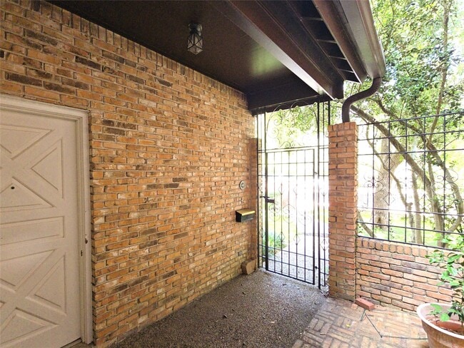 Building Photo - 9731 Briar Forest Dr