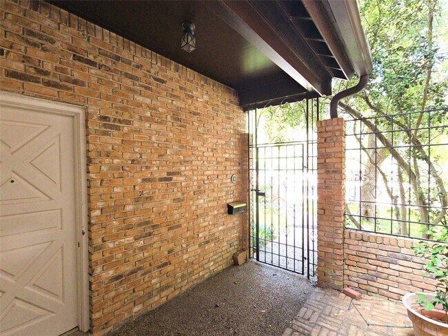 Foto del edificio - 9731 Briar Forest Dr