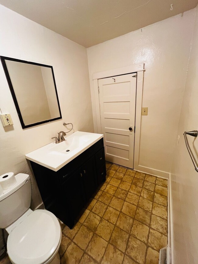 Foto del edificio - 2-Bed, 1-Bath Home with Detached Garage & ...