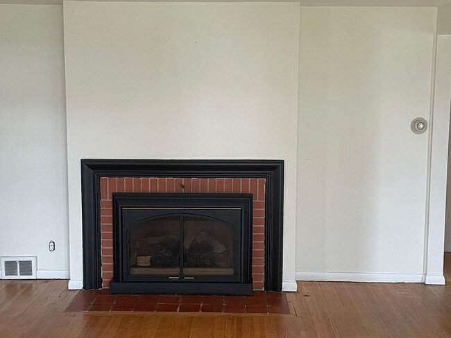Building Photo - 483 Thorncliff Rd