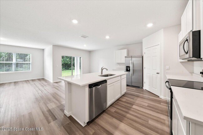 Building Photo - 566 Rembrandt St SE