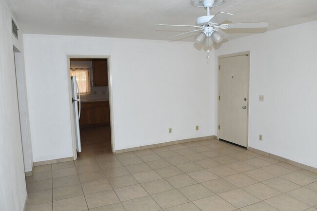Building Photo - 3165 W Altadena Ave