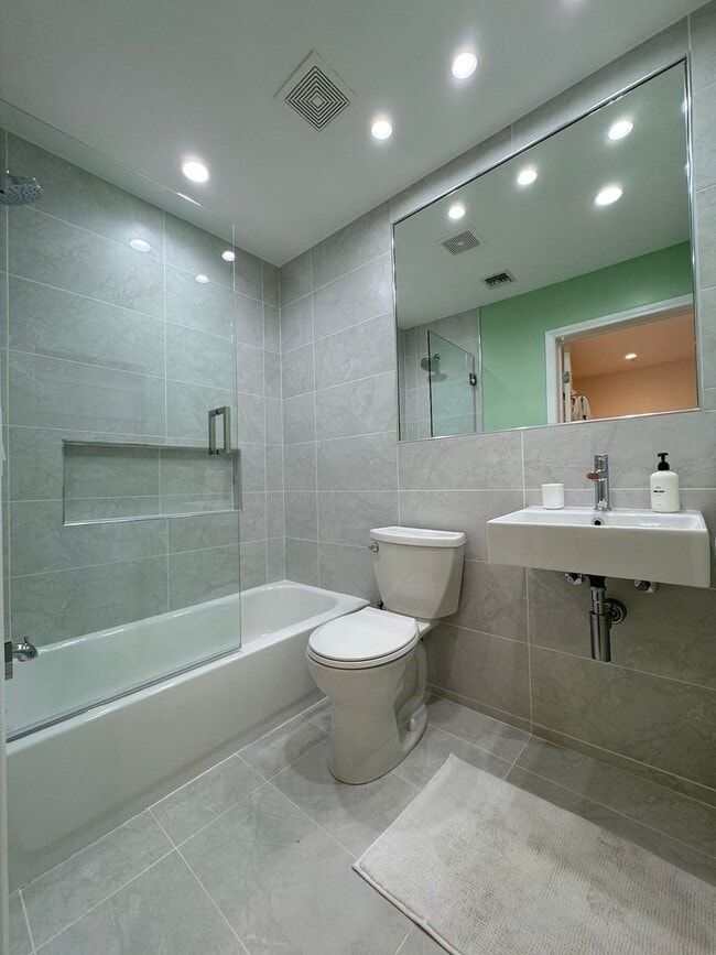 Building Photo - Modern 2-Bed, 2-Bath Residence in Prime West Hollywood