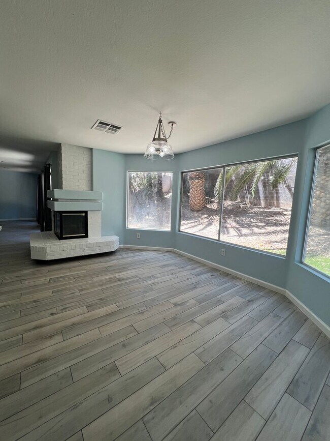 Building Photo - Beautiful Henderson Home!