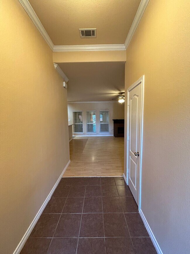 Building Photo - 4 Bedroom with Sunroom