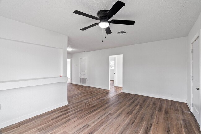 Foto del edificio - REMODELED 3 BEDROOM ON A CORNER LOT