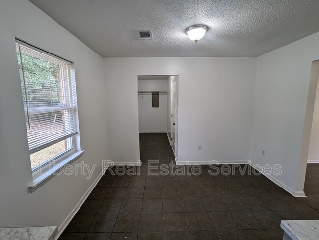 Building Photo - 468 Elm St