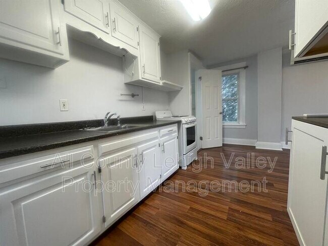Building Photo - 1316 Easton Ave