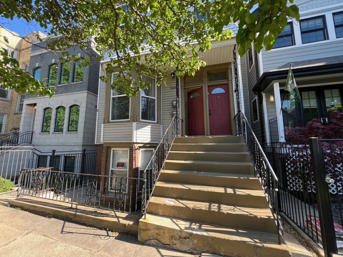 Foto principal - 2335 W Barry Ave