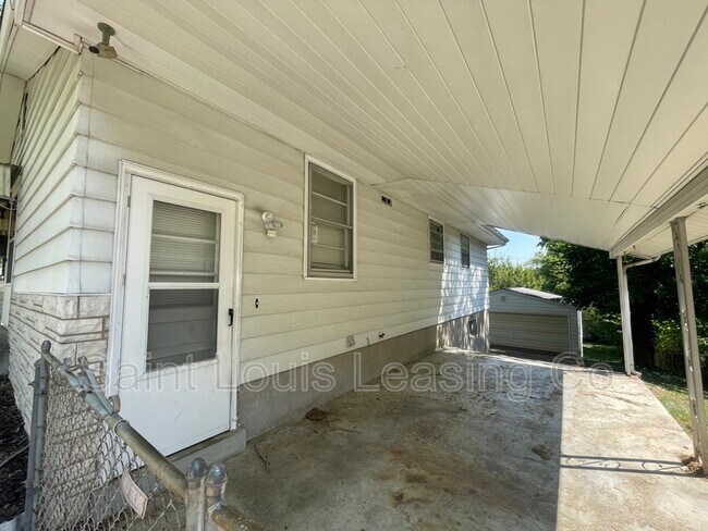 Building Photo - 610 Superior Dr